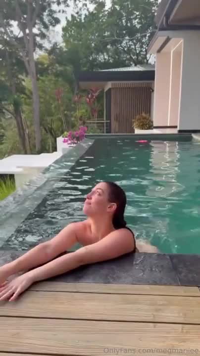 Megmariiee Blows A Cock After Swimming In The Pool