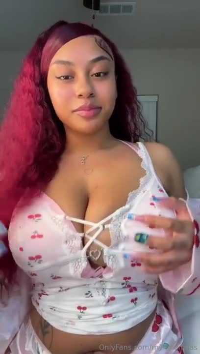 Milkmamijas Plays With Her Oiled Tits