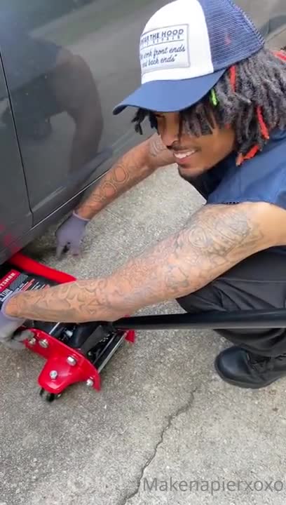 Makenapierxoxo Takes And Sucks The Mechanic’s Cock