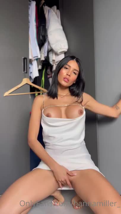 Hanna Miller Masturbates Using Her Fingers