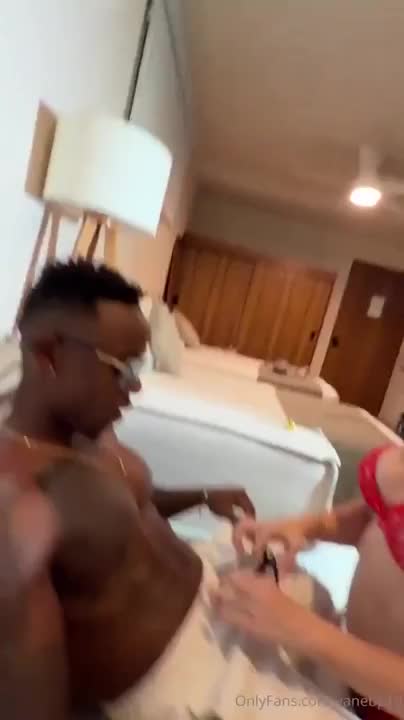 Vanessa Bohorquez Found A BBC In Laundry Room To Fuck