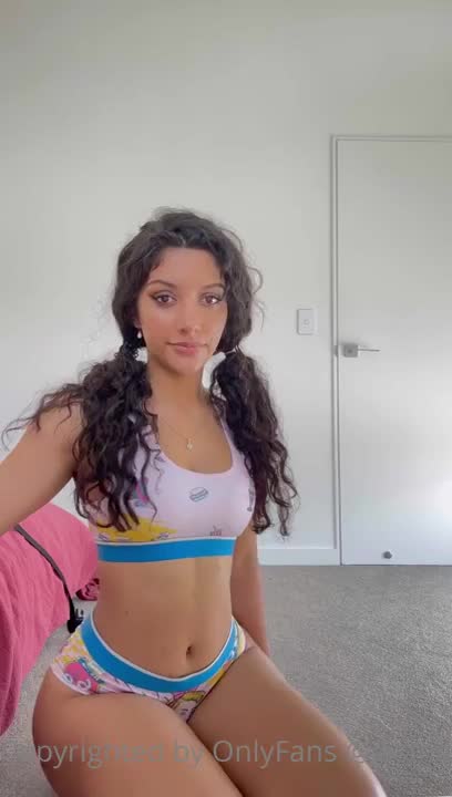 Jasminx Rubs Her Cunt