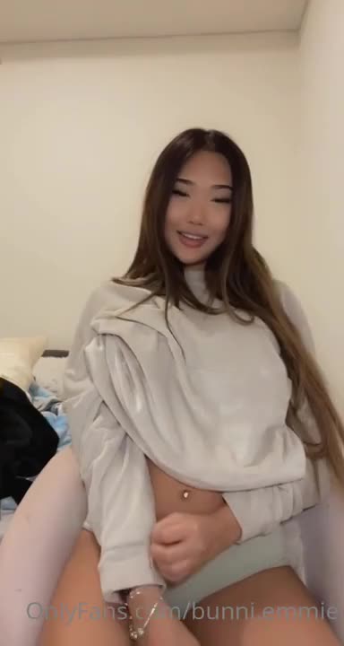 Bunni Emmie Gives JOI While Fucking Her Dildo