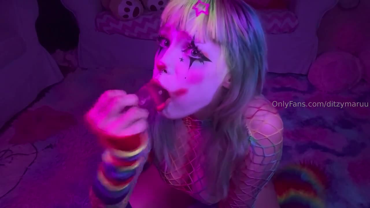 Clown Girl DitzyMaruu Deepthroats And Rides An Enormous Dildo