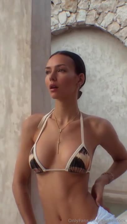 Rachel Cook Seduces With Her Body In The Pool