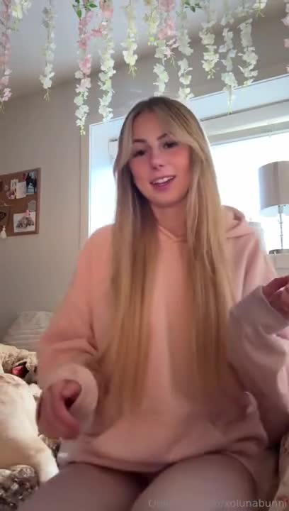 XOLunaBunni Uses Vibrator For Pleasure