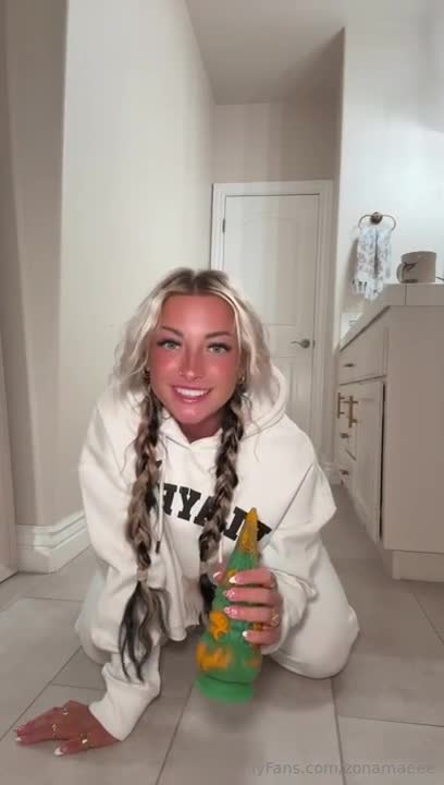 Zonamaeee Rides Her Tentacle Dildo Until Climax