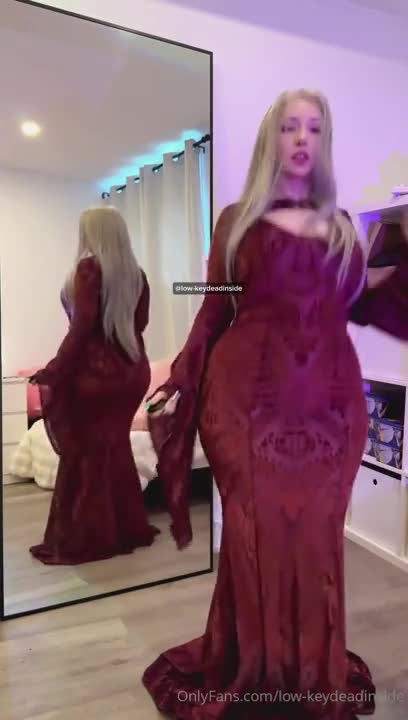 Low Keydeadinside Makes Her Ass Clap In Red Gothic Dress