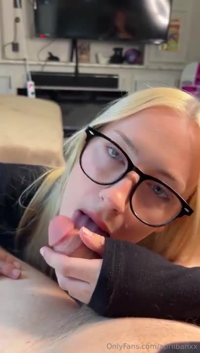 Aprilbanxx Gives Head & Receives A Facial