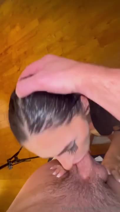 Kassie Lee Blows Her Boyfriend Before Bed