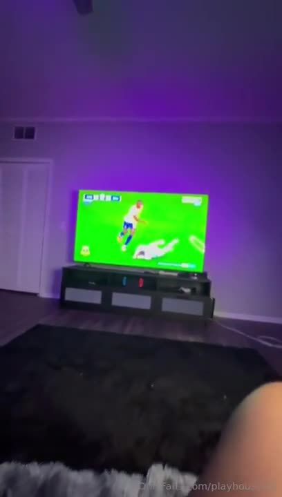 Autumnflowersxxx Gets Horny While Watching TV