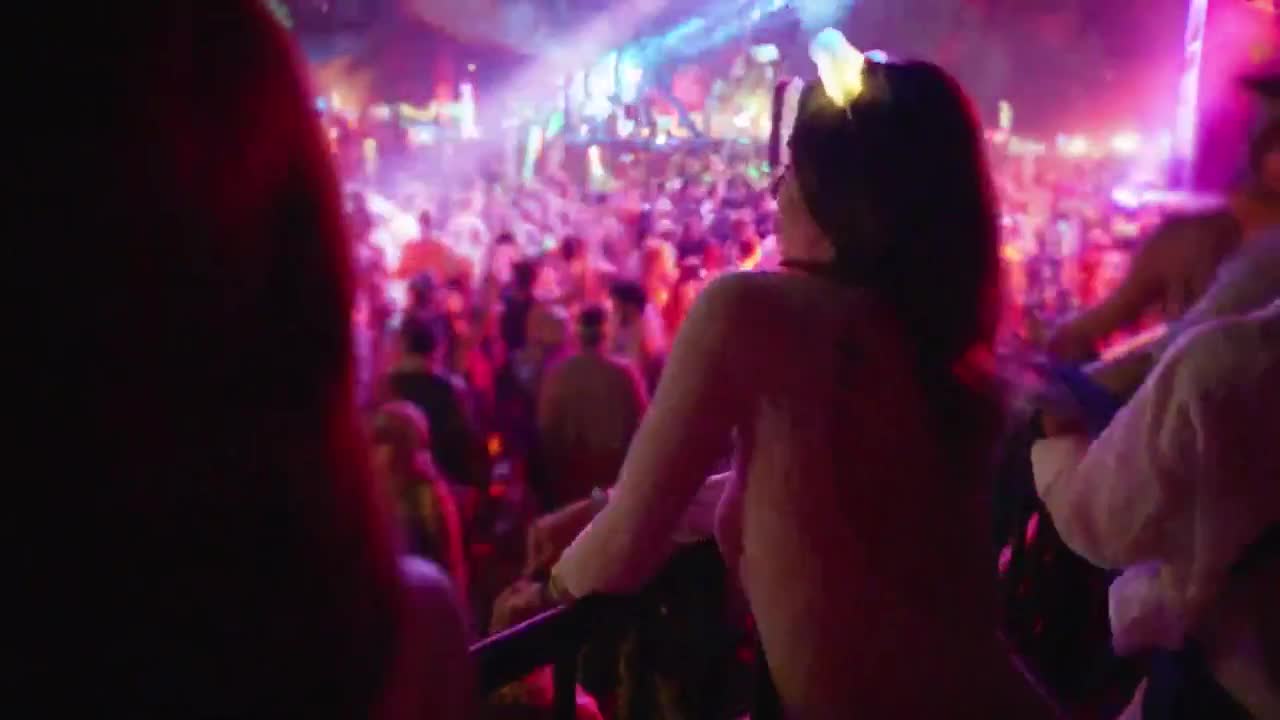 FlashingEmma & Lila-LaBelle Party Hard Then Fuck Harder In The Parking Lot