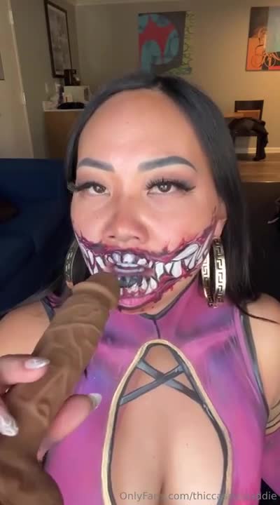 ThiccAsianBaddie Masturbates In Her Mileena Bodypaint Cosplay