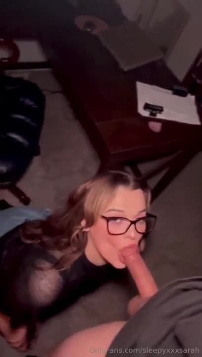 SleepyxxxSarah Gets Drilled In Standing Doggy And Gets Creampied