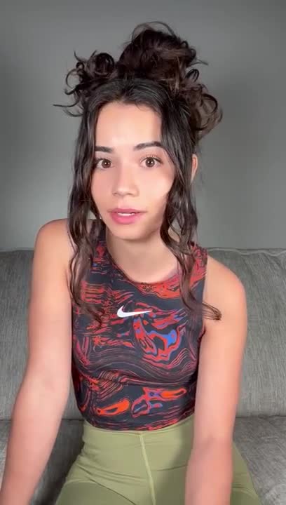 Jameliz Pleasures Herself With Her Fingers And Dildo