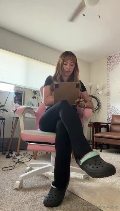 Gigi Nova’s Hot JOI Using Her Feet