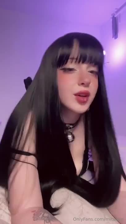 Mitsarin Plays With Her Sex Toys On The Bed