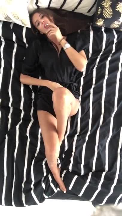 Sarah Caus Reaches Orgasm On Bed