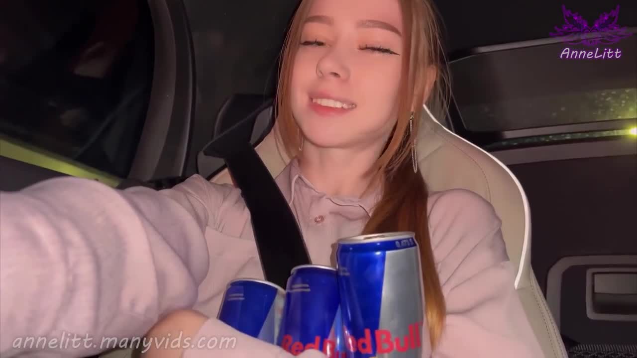 AnneLitt Plays With Her Ass Using Soda Cans