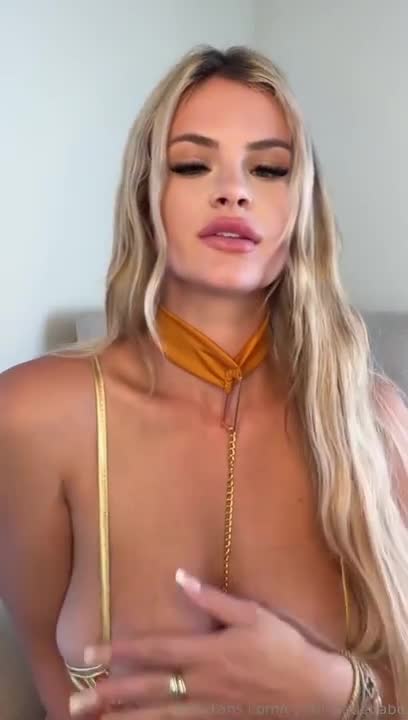 Cynthiajadebabe Masturbates With Her Tits Out