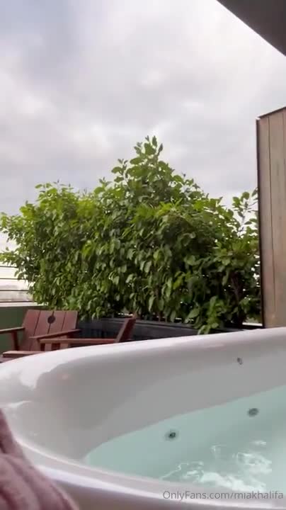 Mia Khalifa NEW 40 Mins Of Onlyfans Live Naked In Balcony And Shower