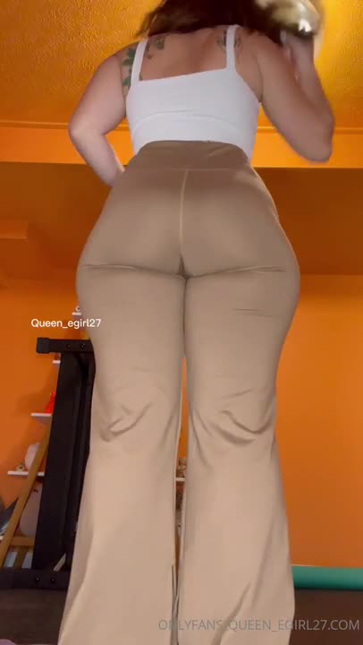 Queen Egirl – Rams A Dildo Into Her Asshole