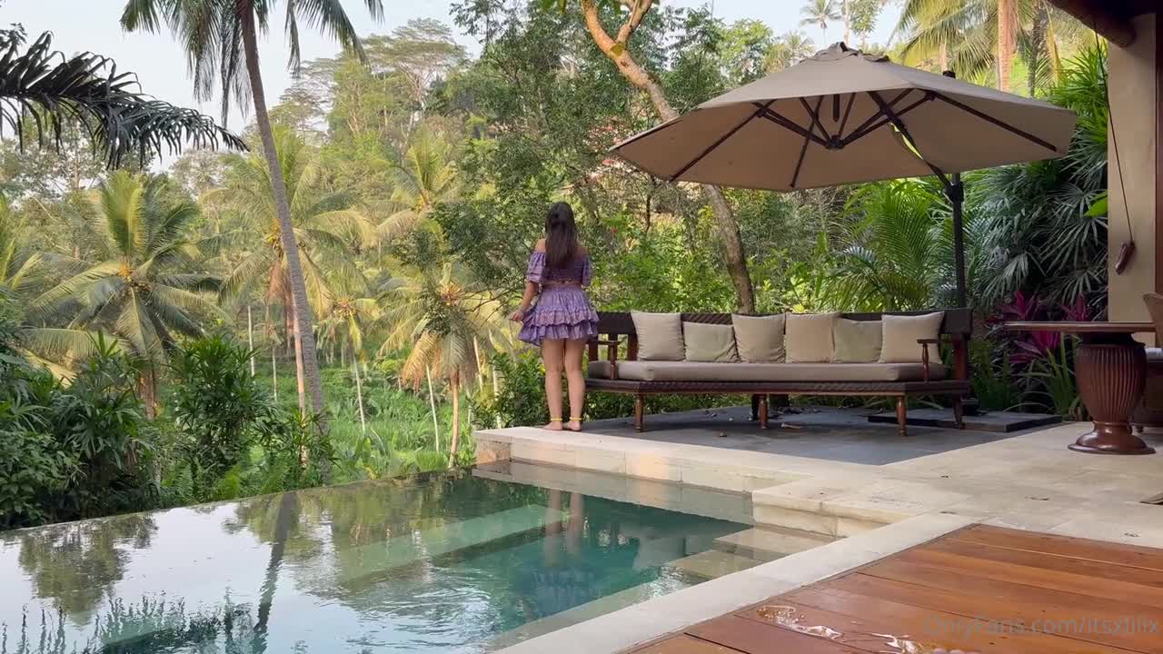 Itsxlilix OnlyFans leaked ItsxLilix Blows Him And Straddles His Cock By The Pool on HDthot