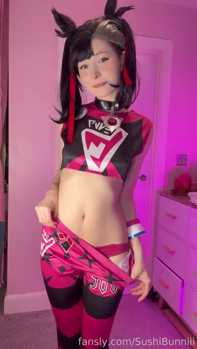 Sushibunniii’s Marnie Strips Her Clothes To Suck A Dildo